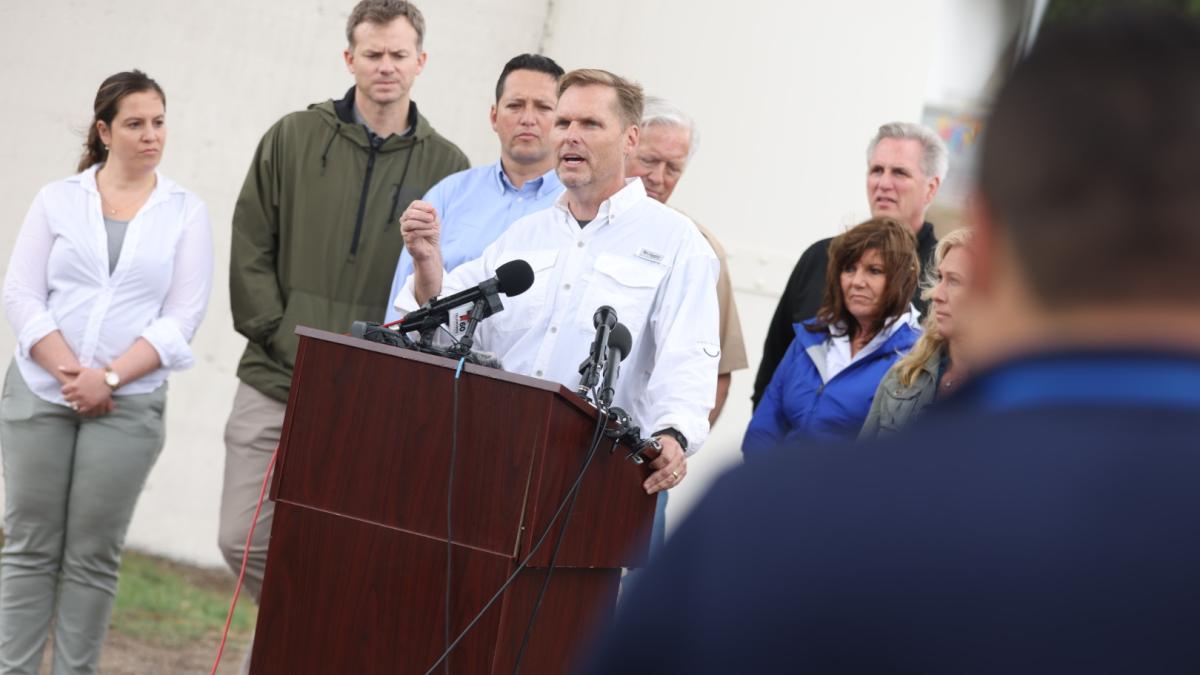 Guest at Border Press Conference2